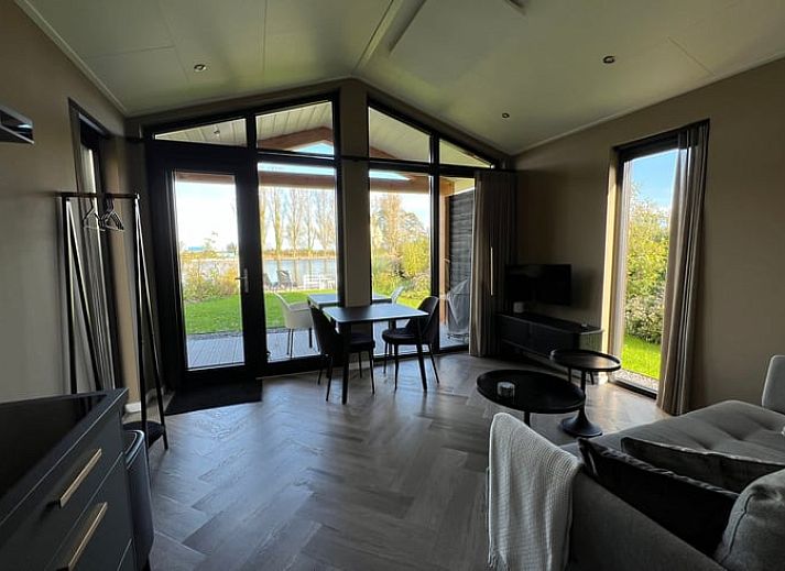 Rustikaler Garten mit Jacuzzi im Ferienhaus in Alphen aan den Rijn, im Gruenen Herzen von Suedholland gelegen.