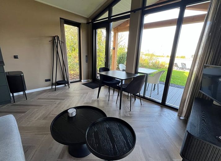 Rustikaler Garten mit Jacuzzi im Ferienhaus in Alphen aan den Rijn, im Gruenen Herzen von Suedholland gelegen.