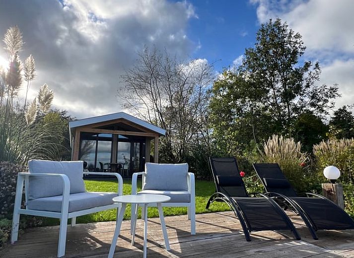 Rustikaler Garten mit Jacuzzi im Ferienhaus in Alphen aan den Rijn, im Gruenen Herzen von Suedholland gelegen.
