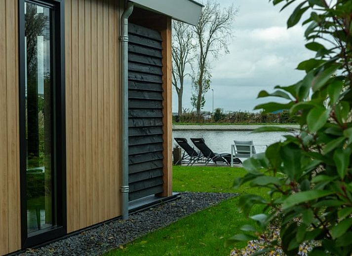 Rustikaler Garten mit Jacuzzi im Ferienhaus in Alphen aan den Rijn, im Gruenen Herzen von Suedholland gelegen.
