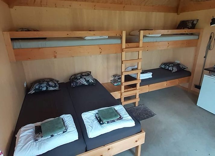 Buitenterras met picknicktafel bij Vakantiehuis in Woerdense Verlaat, ideaal voor buitenmaaltijden.