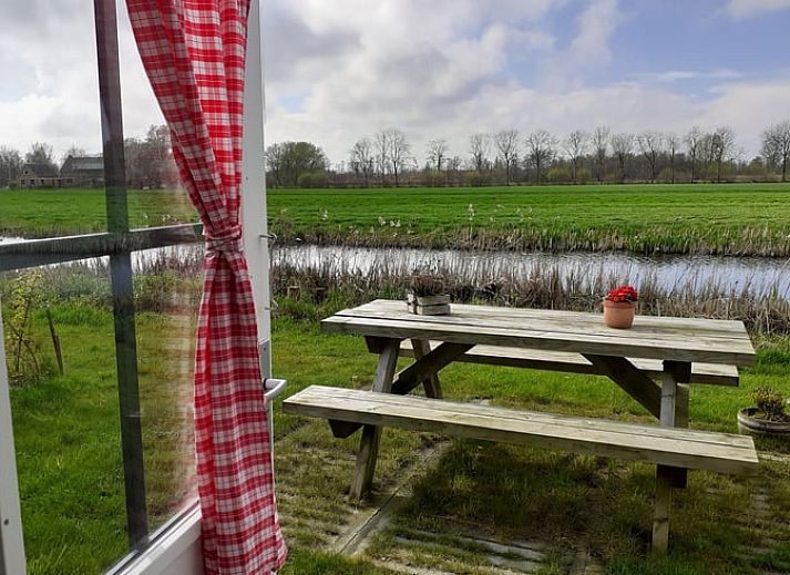 Buitenterras met picknicktafel bij Vakantiehuis in Woerdense Verlaat, ideaal voor buitenmaaltijden.