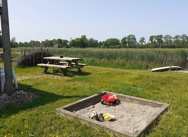 Buitenterras met picknicktafel bij Vakantiehuis in Woerdense Verlaat, ideaal voor buitenmaaltijden.