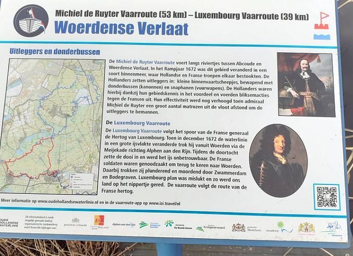 Rustgevend uitzicht op de omgeving van Vakantiehuis in Woerdense Verlaat met ochtendnevel.