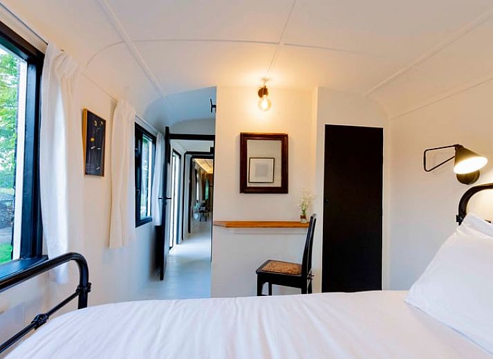 Helles Wohnzimmer des Ferienhauses in Woerdense Verlaat mit Blick auf die gruene Umgebung, Gruenes Herz, Suedholland.