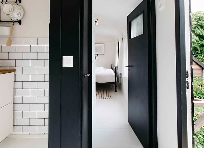 Helles Wohnzimmer des Ferienhauses in Woerdense Verlaat mit Blick auf die gruene Umgebung, Gruenes Herz, Suedholland.