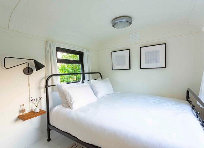 Helles Wohnzimmer des Ferienhauses in Woerdense Verlaat mit Blick auf die gruene Umgebung, Gruenes Herz, Suedholland.