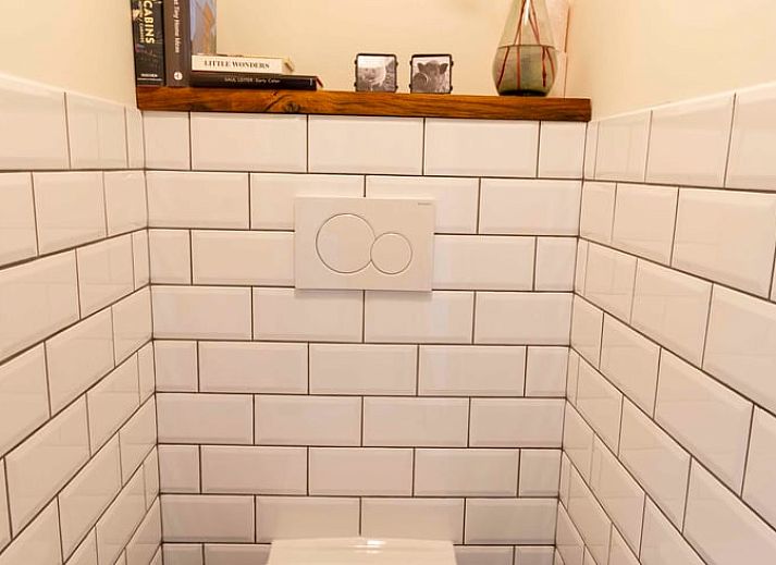 Helles Wohnzimmer des Ferienhauses in Woerdense Verlaat mit Blick auf die gruene Umgebung, Gruenes Herz, Suedholland.