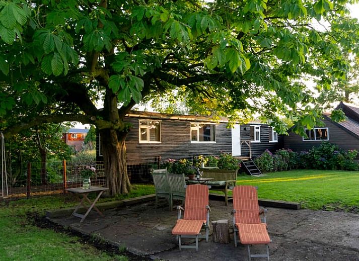 Modernes Interieur des Ferienhauses in Woerdense Verlaat mit gemuetlicher Sitzecke und Gartenblick, Suedholland.