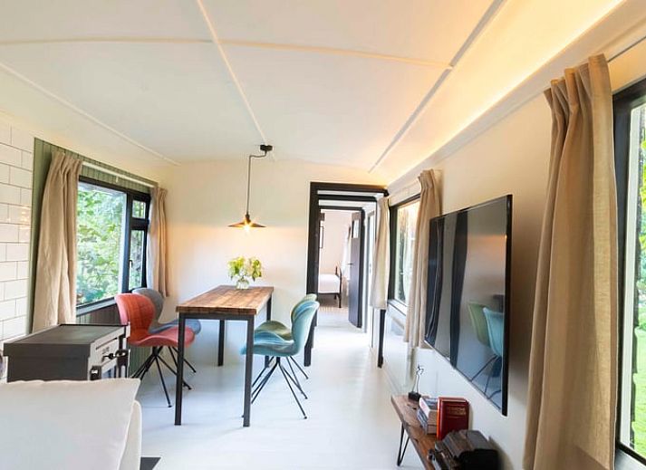 Modernes Interieur des Ferienhauses in Woerdense Verlaat mit gemuetlicher Sitzecke und Gartenblick, Suedholland.