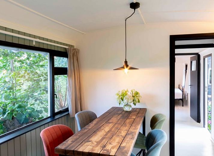 Modernes Interieur des Ferienhauses in Woerdense Verlaat mit gemuetlicher Sitzecke und Gartenblick, Suedholland.