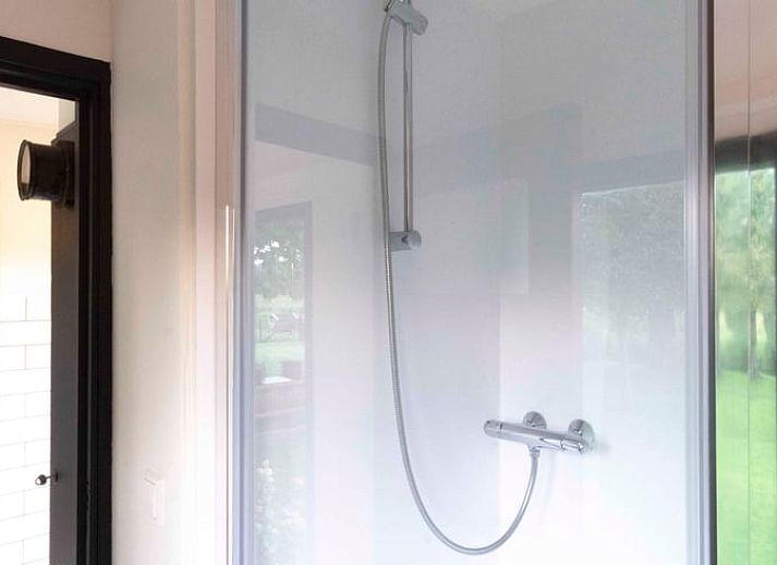 Stilvolle Kueche im Ferienhaus in Woerdense Verlaat mit Holzarbeitsplatte, Groene Hart, Sued-Holland.