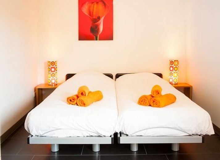 ZH057 vacation home in Rijpwetering, Green Heart South Holland with garden and canal views.