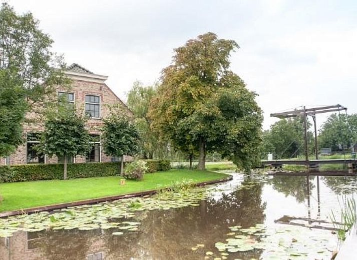 Modern bathroom in vacation home ZH057 Rijpwetering, Green Heart South Holland with bathtub and sink.
