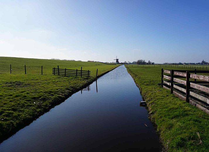 Modern bathroom in vacation home ZH057 Rijpwetering, Green Heart South Holland with bathtub and sink.