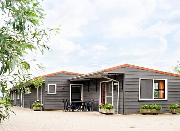 Cozy kitchen in vacation home ZH057 Rijpwetering, Green Heart South Holland with dining area and cooking facilities.