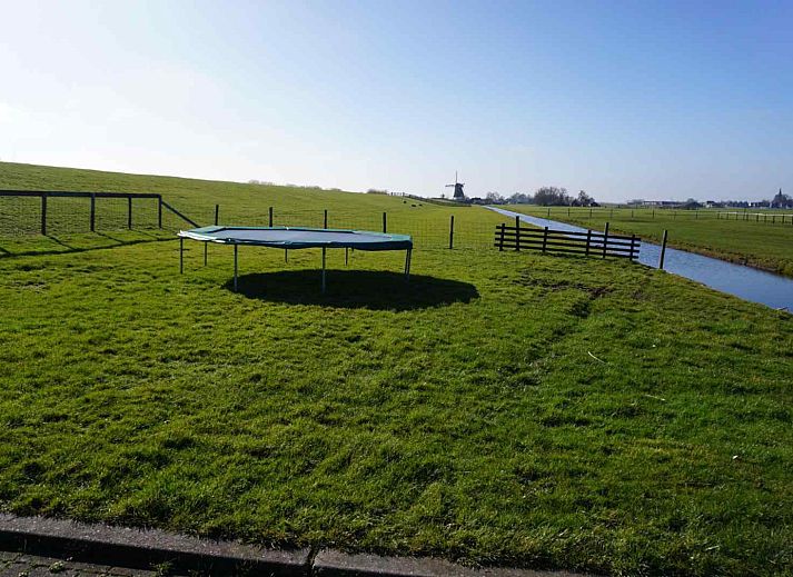 Cozy kitchen in vacation home ZH057 Rijpwetering, Green Heart South Holland with dining area and cooking facilities.