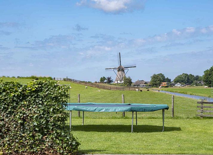 Cozy kitchen in vacation home ZH057 Rijpwetering, Green Heart South Holland with dining area and cooking facilities.