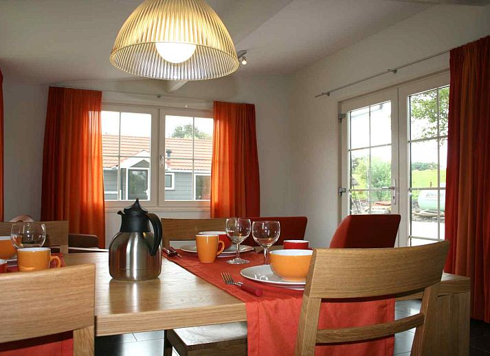 Cozy kitchen in vacation home ZH057 Rijpwetering, Green Heart South Holland with dining area and cooking facilities.