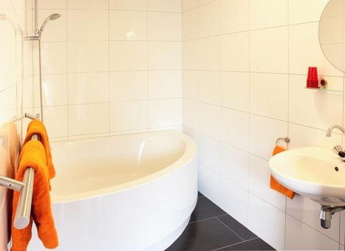 Cozy kitchen in vacation home ZH057 Rijpwetering, Green Heart South Holland with dining area and cooking facilities.