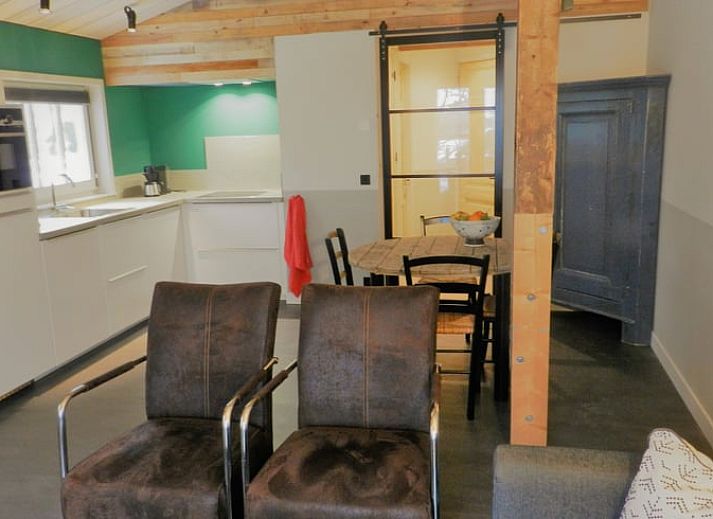 Terras met barbecue bij Vakantiehuis in Hazerswoude Dorp, Groene Hart, Zuid-Holland.