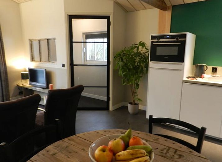 Terras met barbecue bij Vakantiehuis in Hazerswoude Dorp, Groene Hart, Zuid-Holland.