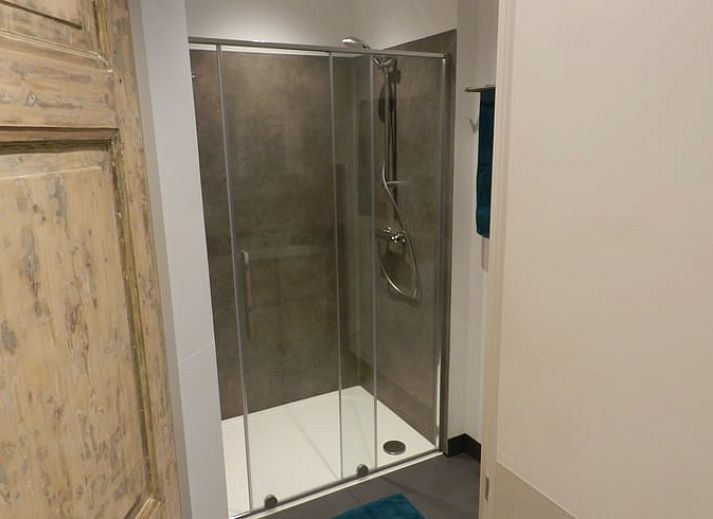 Zomerse buitenruimte bij Vakantiehuis in Hazerswoude Dorp, omringd door natuur.