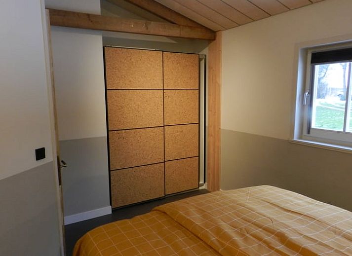 Zomerse buitenruimte bij Vakantiehuis in Hazerswoude Dorp, omringd door natuur.