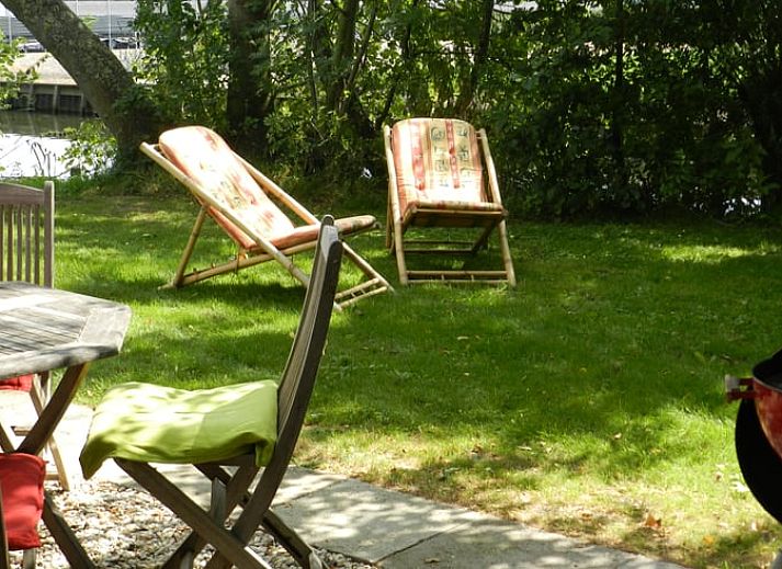 Zomerse buitenruimte bij Vakantiehuis in Hazerswoude Dorp, omringd door natuur.