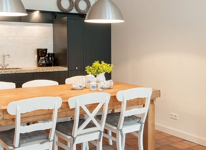 Attraktives Interieur von Huisje in Haastrecht, mit einer eleganten Treppe in dem gemuetlichen Ferienhaus in Suedholland.