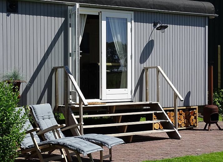 Veranda des Hauses in Haastrecht, ein Ferienhaus im Gruenen Herzen von Suedholland, mit bequemen Liegen.