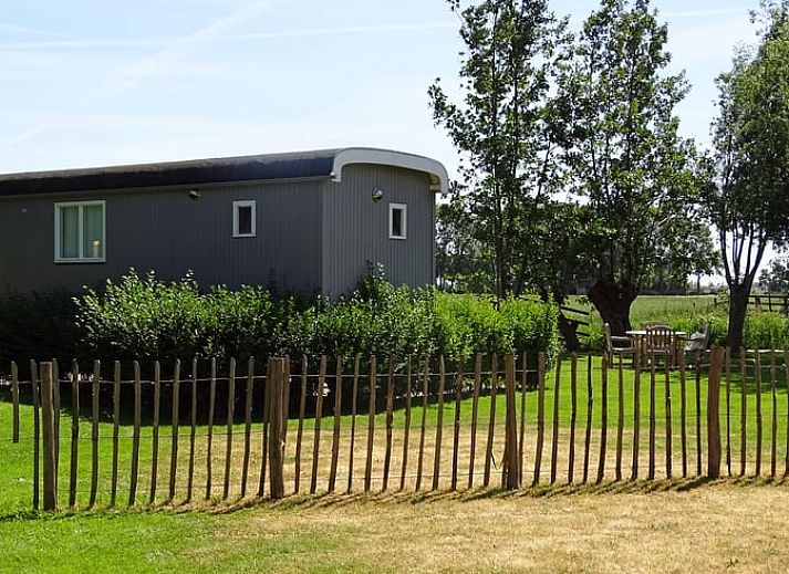 Veranda des Hauses in Haastrecht, ein Ferienhaus im Gruenen Herzen von Suedholland, mit bequemen Liegen.