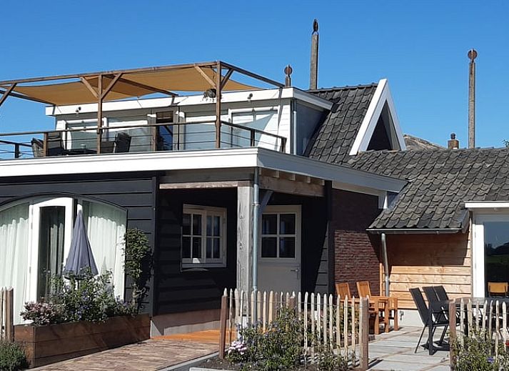 Gezellige binnenruimte van Huisje in Bodegraven, moderne zithoek in een bed and breakfast in het Groene Hart.