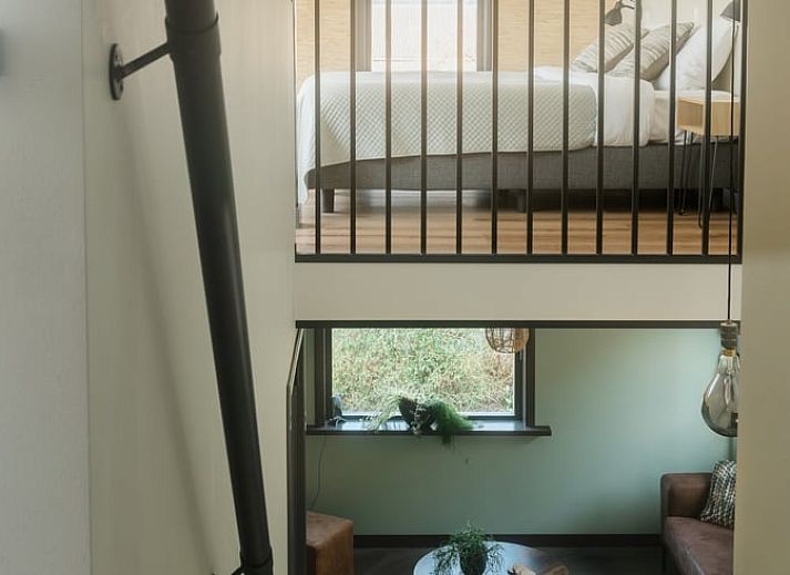 Gezellige woonkamer in Vakantiehuisje in Bodegraven, perfect voor ontspanning in het Groene Hart van Zuid-Holland.