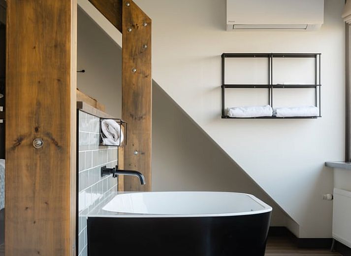 Gezellige woonkamer in Vakantiehuisje in Bodegraven, perfect voor ontspanning in het Groene Hart van Zuid-Holland.