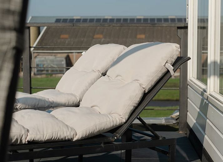 Gezellige woonkamer in Vakantiehuisje in Bodegraven, perfect voor ontspanning in het Groene Hart van Zuid-Holland.