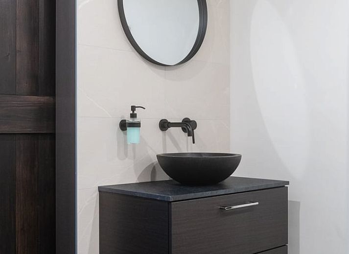 Luxe badkamer met vrijstaand bad in Vakantiehuisje in Bodegraven, een oase van rust in Zuid-Holland.