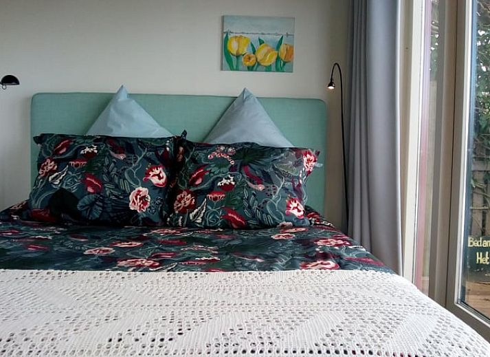 Huisje in Bodegraven met uitzicht op bloeiende seringen en waterrijke omgeving.