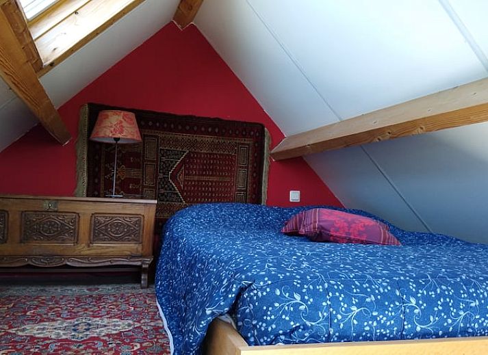 Huisje in Bodegraven met uitzicht op bloeiende seringen en waterrijke omgeving.