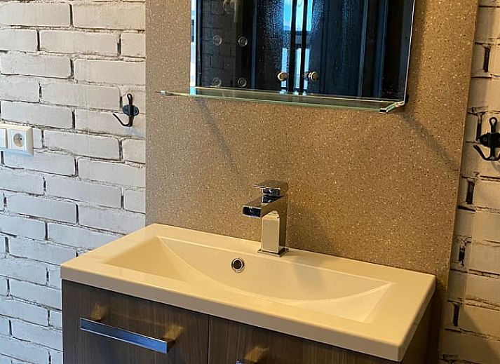 Gemuetliches Schlafzimmer im Ferienhaus in Leimuiden, Groene Hart, Suedholland mit Holzmoebeln und rustikaler Atmosphaere.