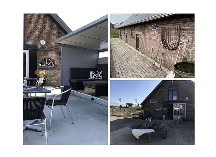 Gemuetliches Schlafzimmer im Ferienhaus in Leimuiden, Groene Hart, Suedholland mit Holzmoebeln und rustikaler Atmosphaere.