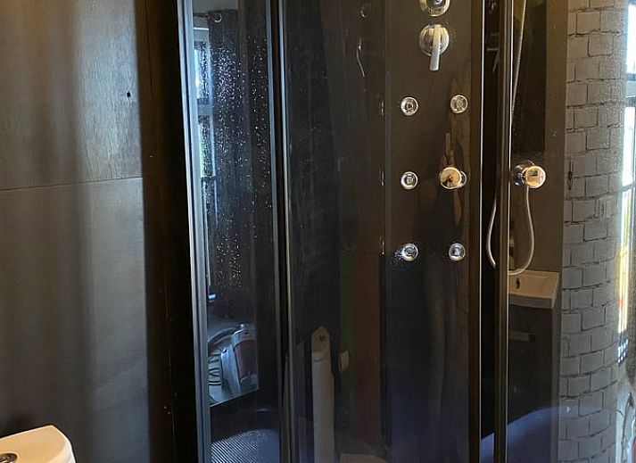 Gemuetliches Schlafzimmer im Ferienhaus in Leimuiden, Groene Hart, Suedholland mit Holzmoebeln und rustikaler Atmosphaere.