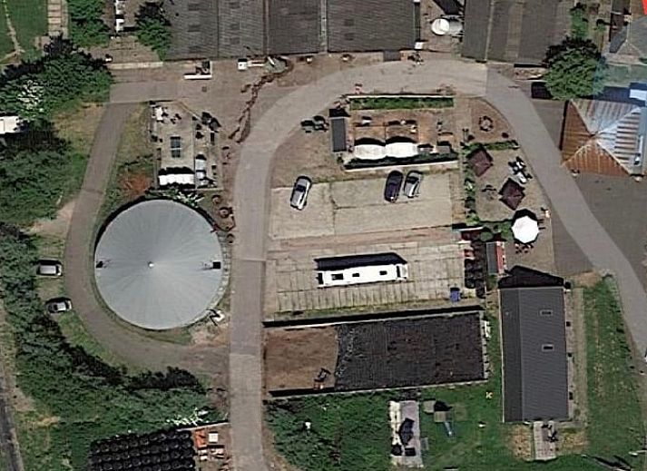 Aussenansicht eines Ferienhauses in Leimuiden, Groene Hart, Suedholland mit charakteristischer Backsteinfassade.