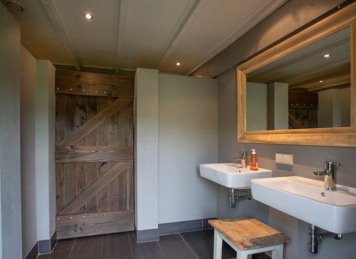 Gezellige slaapkamer in Vakantiehuisje in Aarlanderveen, Groene Hart, Zuid-Holland, met warme tinten en comfortabele bedden.