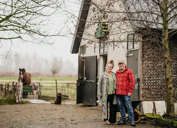 Gezellige slaapkamer in Vakantiehuisje in Aarlanderveen, Groene Hart, Zuid-Holland, met warme tinten en comfortabele bedden.