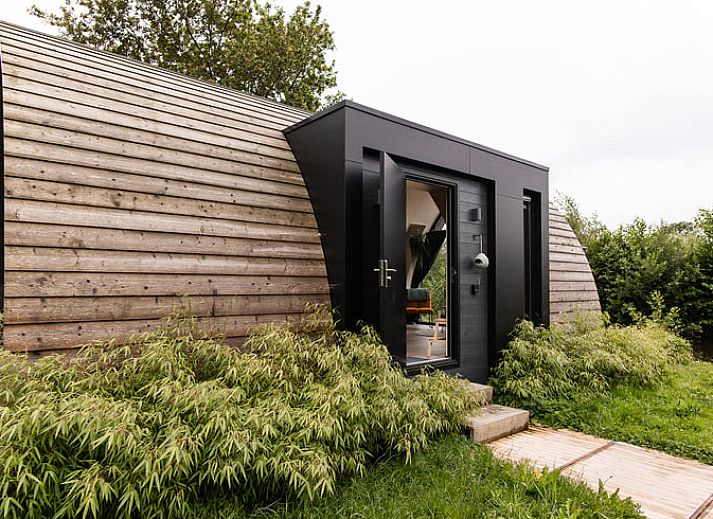 Gezellige woonkamer in Vakantiehuisje in Boskoop, omgeven door natuur in het Groene Hart, Zuid-Holland.