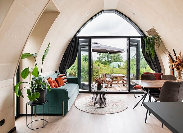 Gezellige woonkamer in Vakantiehuisje in Boskoop, omgeven door natuur in het Groene Hart, Zuid-Holland.