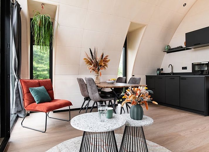 Gezellige woonkamer in Vakantiehuisje in Boskoop, omgeven door natuur in het Groene Hart, Zuid-Holland.