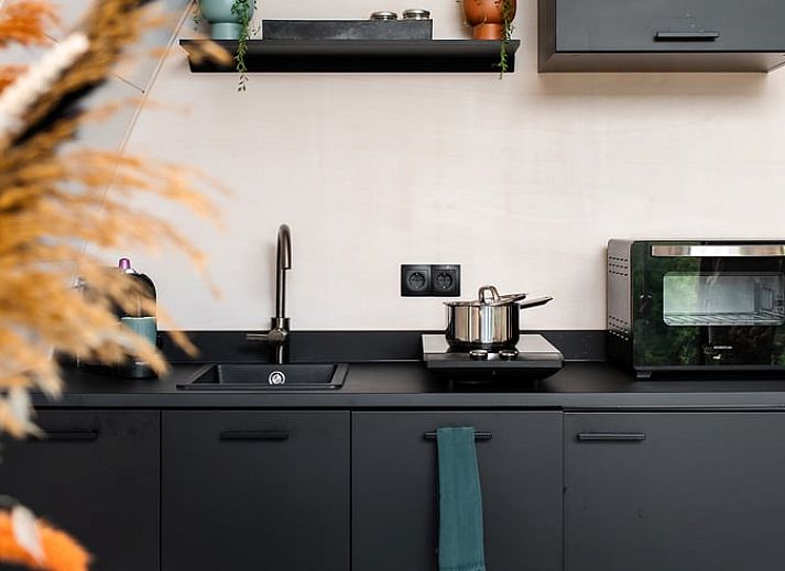 Unieke houten buitenkant van Vakantiehuisje in Boskoop, perfect voor een verblijf in het Groene Hart, Zuid-Holland.