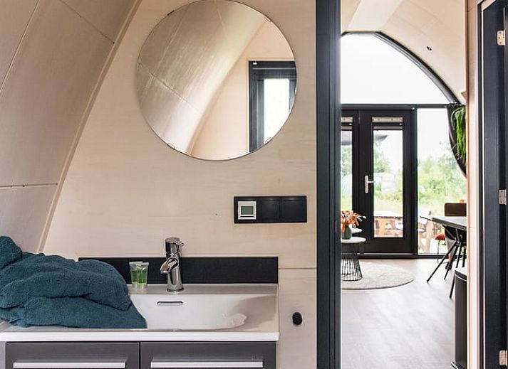 Lichte binnenruimte met uitzicht op terras in Vakantiehuisje in Boskoop, Groene Hart, Zuid-Holland.